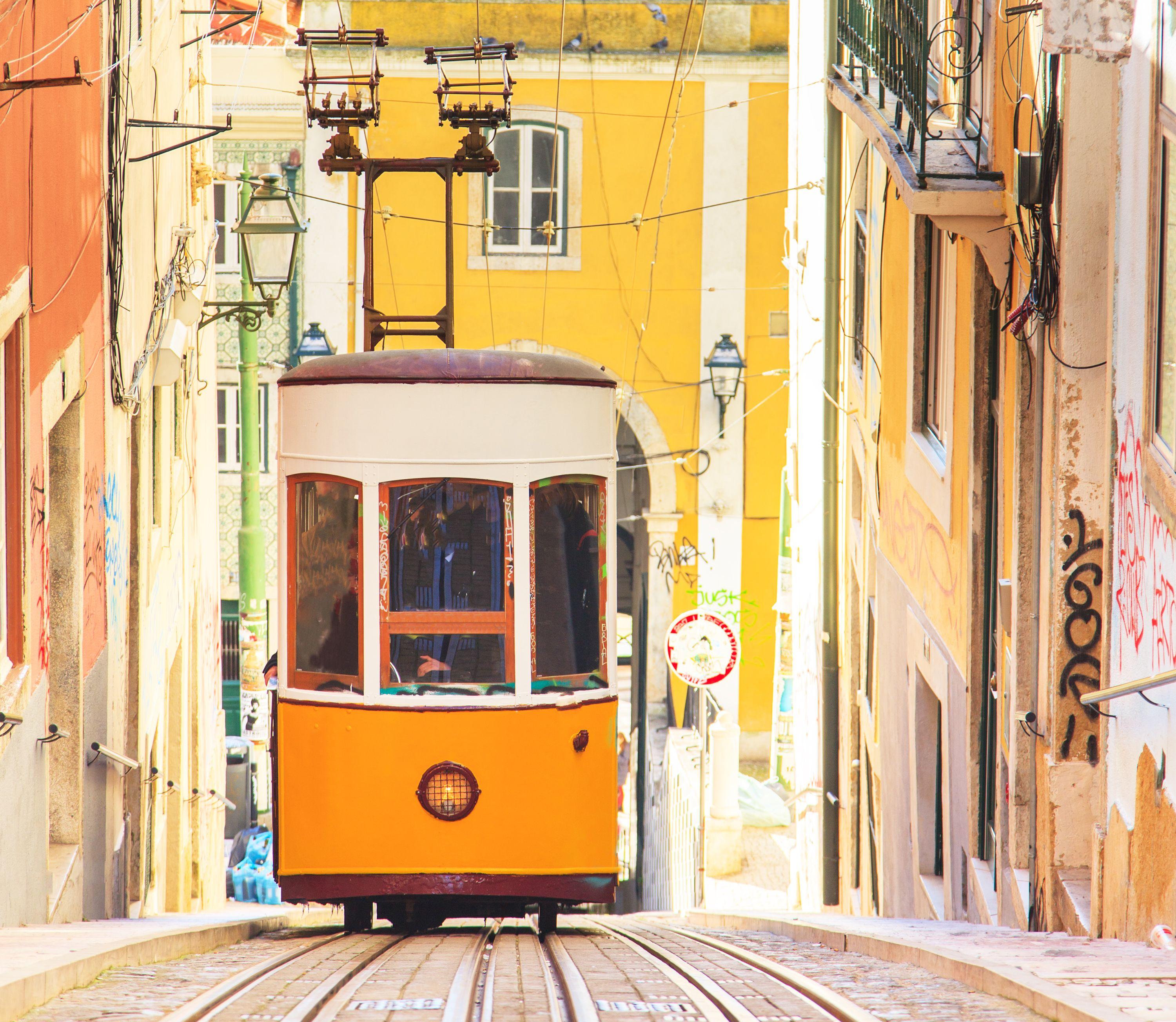 Ascensor da Glória © Marcin Krzyzak / Shutterstock
