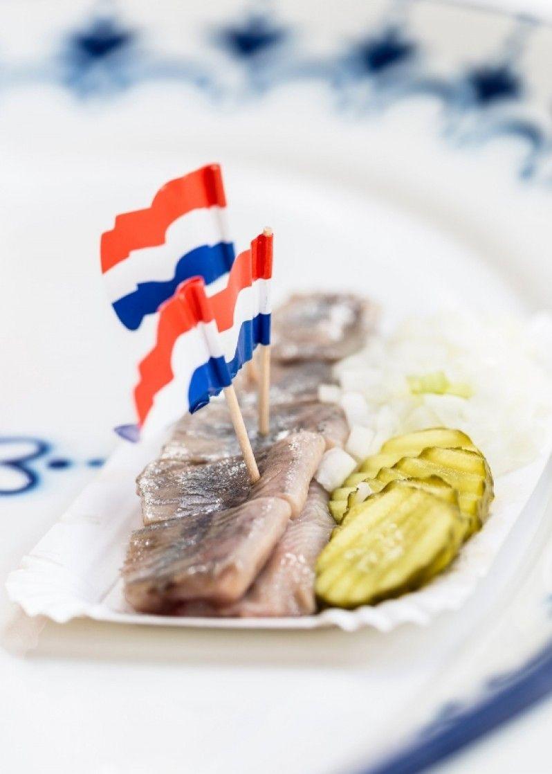 Le tradizionali aringhe, il cibo da strada più tipico, insieme alle patate fritte. ©Sarah Coghill/Lonely Planet