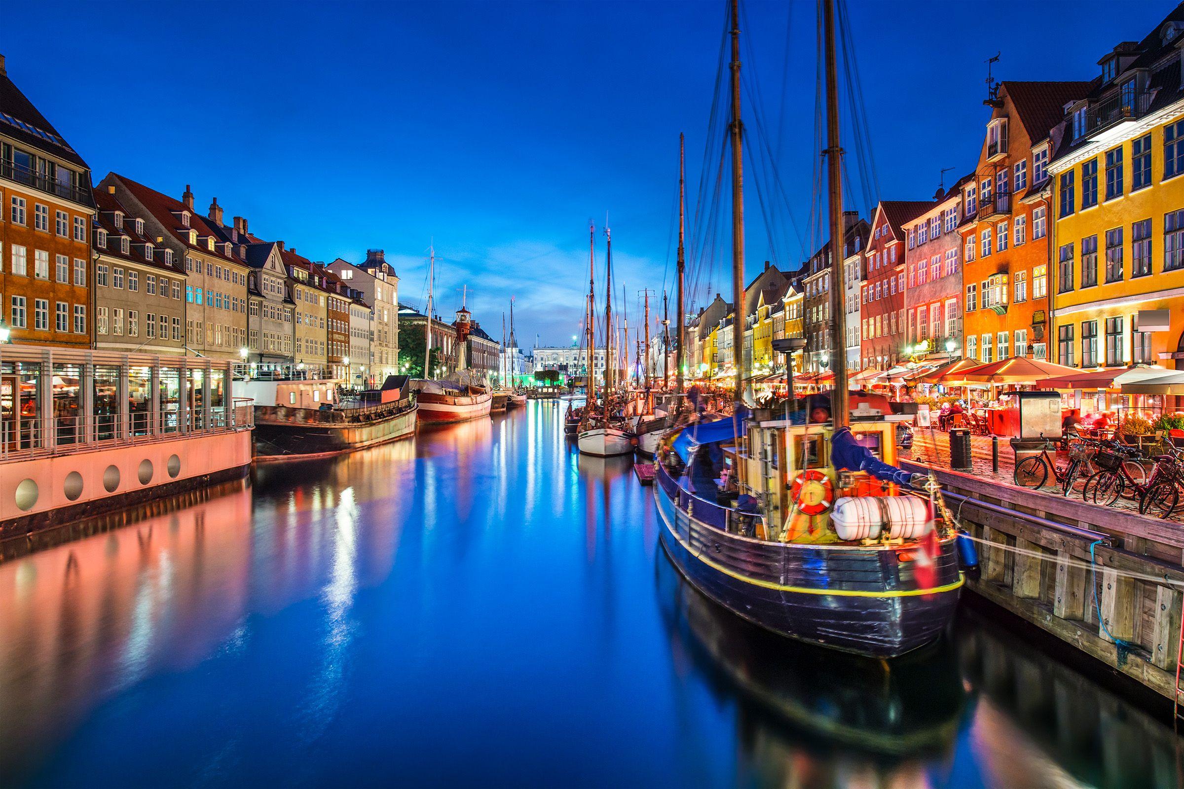 Il variopinto Nyhavn di sera © SeanPavonePhoto / Getty Images