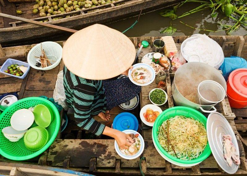 Il tradizionale Pho venduto direttamente da una barca, Vietnam. ©hadynyah/Getty Images